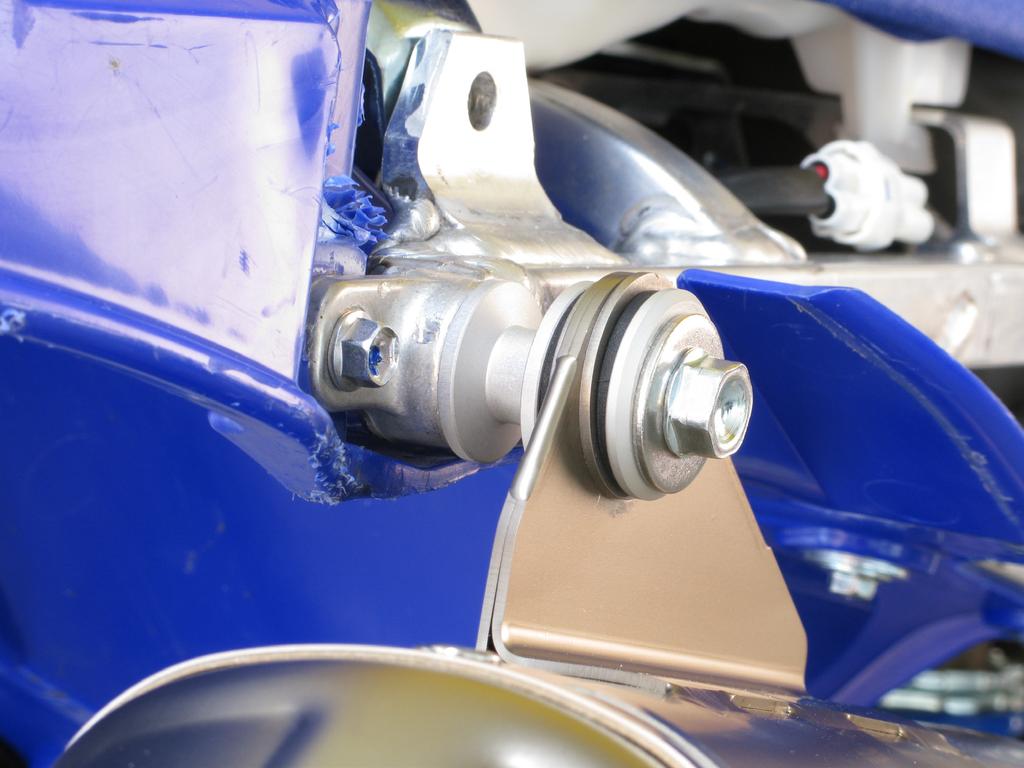 INSTALLATION TIP: for Evolution exhaust system only: coat the interior side of the input bush of the link-pipe with Akrapovič ceramic anti-seizing grease (white tube). Figure 13 8.