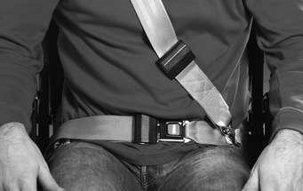 The belt straps must not be twisted but must lie flat on the user s body. The shoulder belt must run over the user s shoulder.