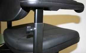 By a handle it is possible to adjust the total height of the armrest. The width between the armrests can be set.