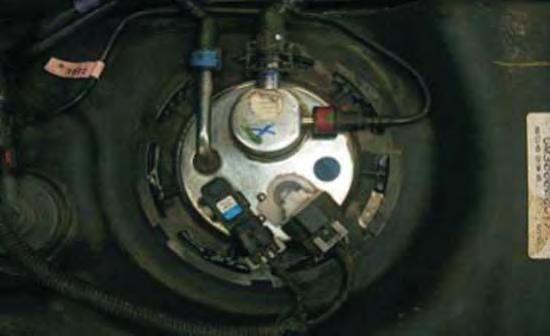 4. At the rear fuel tank, loosen the lower clamp and disconnect the fuel fi ll pipe from the tank.
