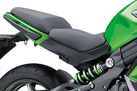 A few tweaks has made it easier to reach the ground when seated on the Ninja 650L ABS. The narrower footpeg stay and pivot cover design, the new rear frame and seat design creae a slim line bike.