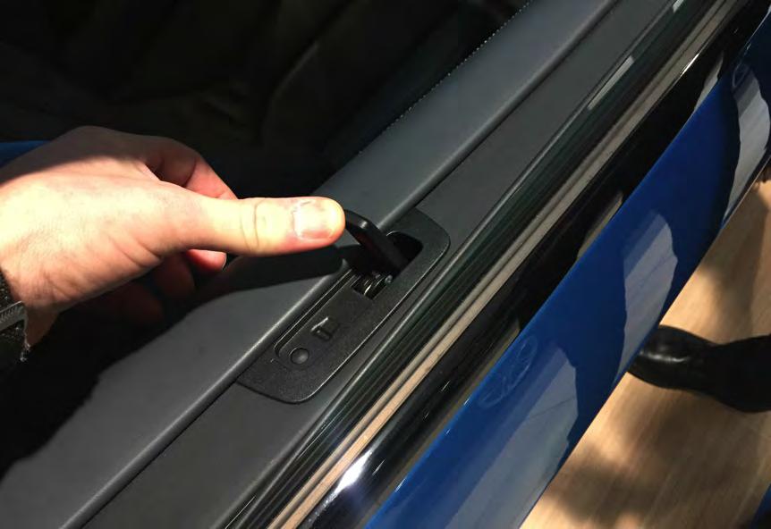 longer work, there is a manual opening lever on the upper part of the door body on the inside so that the doors can
