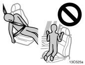 Sit up straight and well back in the seat, distributing your weight evenly in the seat. Do not apply excessive weight to the outer side of the front seats on vehicles with side airbags.