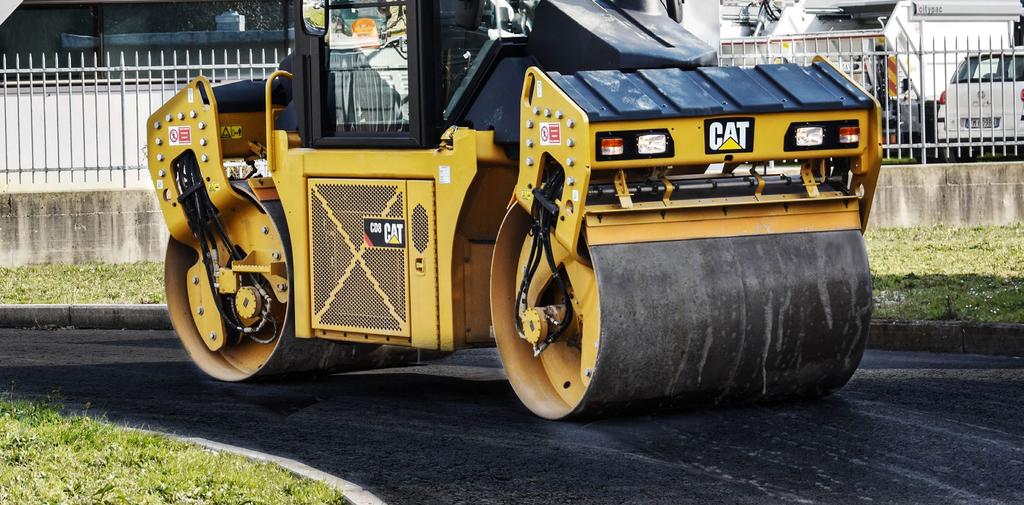 A TURN FOR THE BETTER SPLIT DRUMS ELIMINATE TEARING WHEN TURNING MANEUVERABILITY MEETS PERFORMANCE The exclusive drum steer propel system provides a tight turning radius without damaging the hot mat.