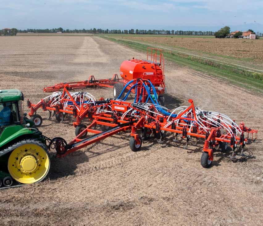 MACHINE WHEELS During operation the machine stay on the wheels. Thanks to this it is possible to adjust the seeding depth. The front wheel rank has a parallel arm connection and pivot hinge.