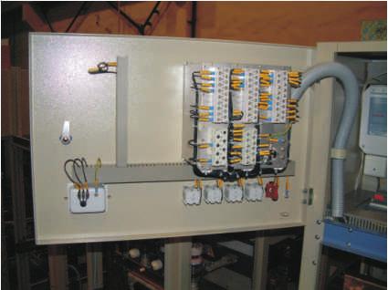 The auxiliary circuits of the circuit breaker are automatically connected by means of a specially designed multi-pole connector, which is automatically