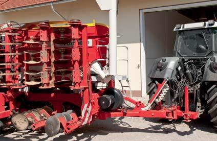The auger is powered by its own hydraulic system without requiring additional connections to the tractor.