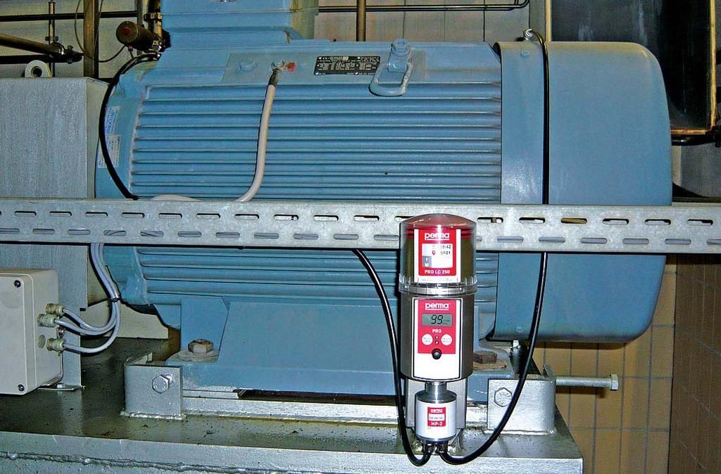 (above left and below left) Fan motors With perma lubrication systems electric motors can be greased while in operation. Change-outs can take place during regular shutdowns.