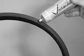 Apply a thin coat of Victaulic Lubricant or silicone lubricant to the gasket lips and eterior.