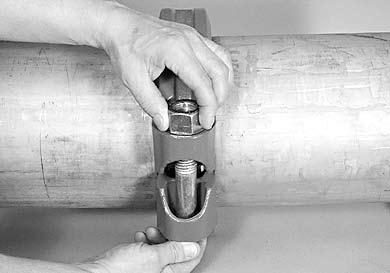 NOTICE For Style 489 Couplings Supplied with Stainless Steel Bolts and Nuts: Apply an anti-seize compound to the bolt threads before tightening the nuts. 4. TIGHTEN NUTS: Tighten the nuts evenly by alternating sides.