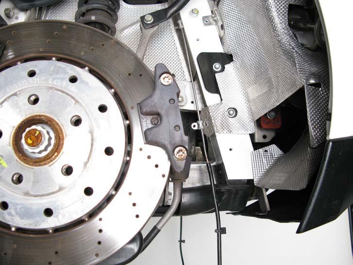 4. Carefully bend marked parts of wheel arch heat shields as shown and pull the vacuum tubes off the vacuum actuators