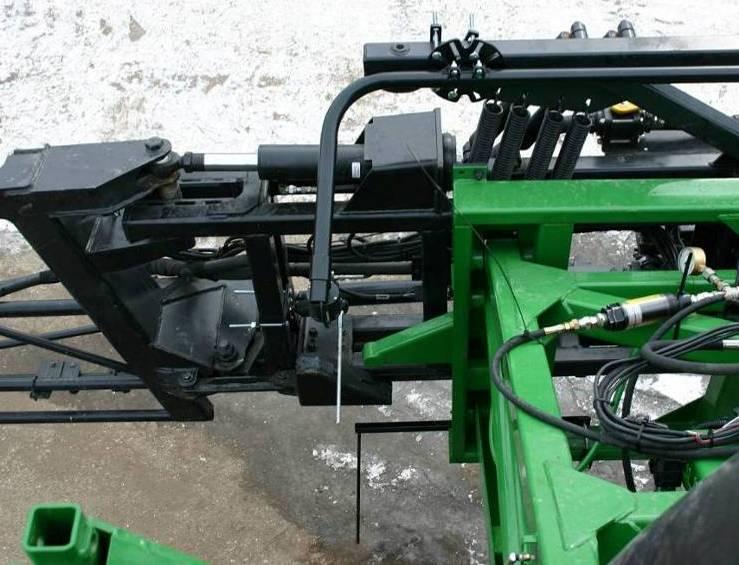 To ease the installation of the UC4+ Roll Control system, unfold the sprayer on a level area and lower the center section to three or four feet above the ground.