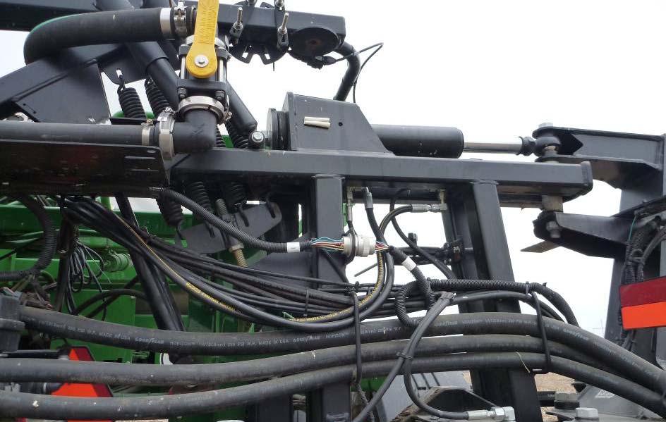 4.7 HYDRAULIC INSTALLATION WARNING! The hydraulic system creates very high pressure. Before disconnecting any hydraulic lines ensure all pressure has been bled from the system.
