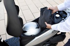 KEY FEATURES Stash your full-face helmet, rain gear and other items in the roomy 20.