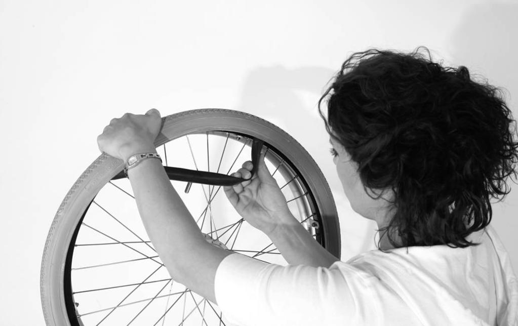 3) Repair the tube according to the directions in the repair kit or replace it with a new tube. 4) Before fitting the tyre again, inspect the rim bed and tyre inner wall for foreign objects.