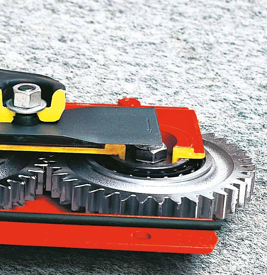 4 TAKE A CLOSER LOOK TO THE MASTERPIECE OF KUHN MOWERS 3 6 FAST-FIT attachment: blades can be quickly exchanged.