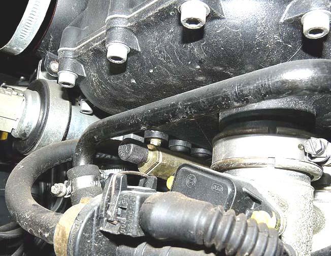 8 If accessing the breather valve (W) on the injector rails (the LH rail is the easiest to access - Fig. 11), proceed as follows: - Unscrew and remove the plastic cap of the breather valve (W) (Fig.