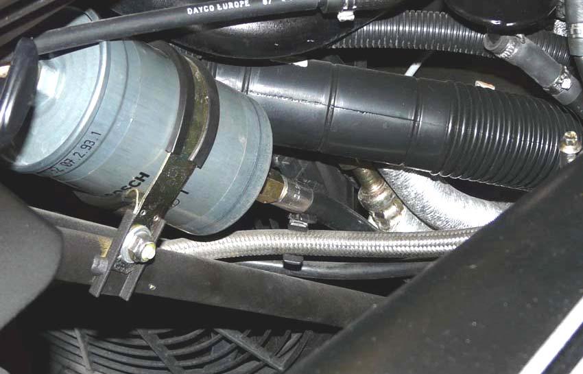 2.30 Using the last part consisting of 2 clips (F), hook the fuel delivery pipe (Q) and the fuel return pipe (R), at a distance of around 18 cm from the center of the new divider block (A) - RH side