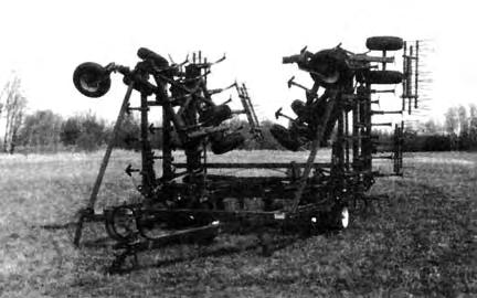 The oating hitch eliminated the need to adjust the hitch height. FIGURE 8. Transport Position. to compare draft requirements of different makes of cultivators usually is unrealistic.