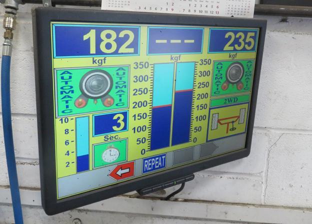 Screen showing the results with the total weight of the car, presumably including the tester, shown in the right hand