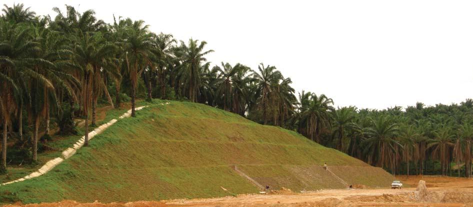 Penutupan tebing bukit dengan kepingan tanah berumput untuk mengelak keruntuhan tanah Laporan Pemantauan Dan Pematuhan Alam Sekitar Pemantauan alam sekitar secara berterusan dijalankan pada tahap
