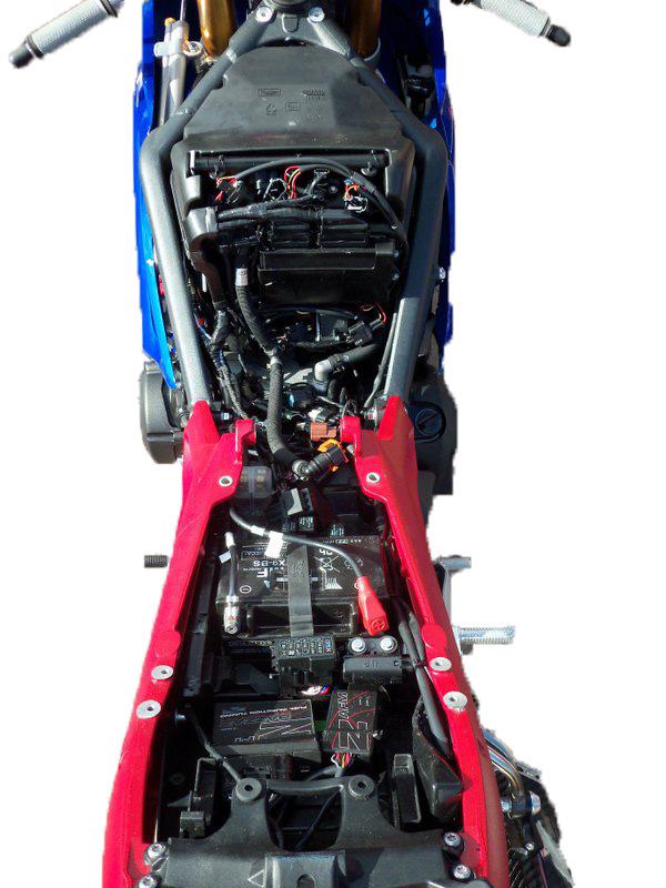 3>REMOVE 1. Seats 2. Fuel tank 3. Airbox 4. Tail section fairing 4>SECURE 1. Mount the control unit in the rear tail section, securing it with the Velcro provided. 5>CONNECT 5.1 1.