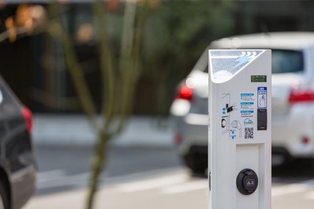 Development of the EV Charging Infrastructure: a dynamic and competitive market Luc Lebon
