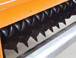 A choice of 1mm or 2mm tungsten tipped blades are available to carry out scarification and verticutting requirements.