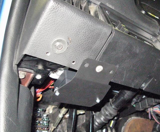 Install the wiper control module onto the module mounting plate using the provided 8-32 hardware if not already assembled from DSE (Figure 9). Do not overtighten.