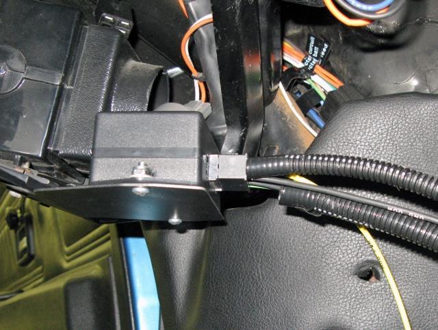 (Circuit is active when the key is in the run position). This lead is supplied with an inline 30 amp ATO fuse. 18. Connect the black wire with the round eyelet to a ground located under the dash.