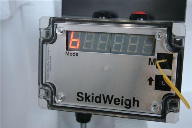 - With forks on the ground press M button to advance to Mode 6 and lift loaded forks just above the ground. Within few seconds display will show the value of the known load weight.