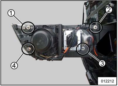 2 Install the fixing nuts of the headlamp and tighten them according to the sequence given in the figure.