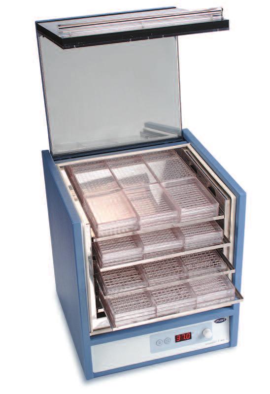 In conventional incubators, when 4 or more plates are placed on a shelf, they block the air circulation, which can seriously impair temperature distribution.