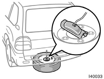 When storing the spare tire, put it in place with the outer side of the wheel facing up and hook the holding bracket as shown in the illustration.