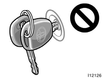 When starting the engine, do not use the key with other transponder keys around (including keys of other vehicles) and do not press other key plates against the key grip.