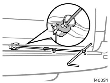 When connecting a jack handle extension with a jack handle end, use a Phillips head screwdriver or jack handle to tighten the bolts on the joints as shown in the illustration.