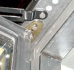 P/N 0425683_G ADJUSTING DOOR SAG To adjust door sag (saw-tooth effect from door to door), loosen the two hinge plate mounting screws using a Torx Plus no. 27 bit.