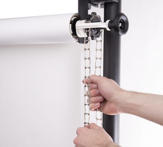 Pull the chain vertically to raise or lower the background. Do not twist the chain or pull it forcefully.