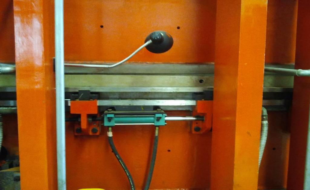 (5) Hydraulic automatic side edge iron device There is one set of hydraulic automatic side edge iron device at each side of lower platform.
