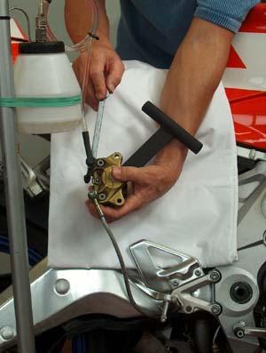 Picture 2 A B Bleeding procedure on Calliper side, Standard way: 1. Press the brake lever until the spacer/retractor tool (B) fitted in-between the pads locks in place; 2.