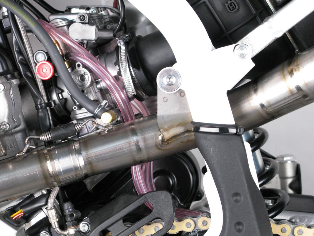 www.akrapovic.com 6. Position the muffler correctly and slide it onto the outlet side of the header pipe.