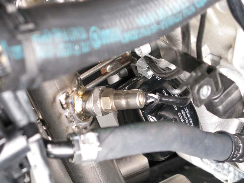 Tighten the lambda sensors into the middle header tubes and radiator bracket onto the cylinder block.