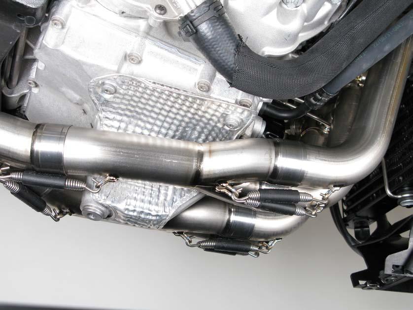 INSTALLATION TIP: for Evolution exhaust sistem, coat the interior side of the input bushes of the titanium collector with Akrapovič ceramic anti-seizing grease(white tube). Figure 22 7.