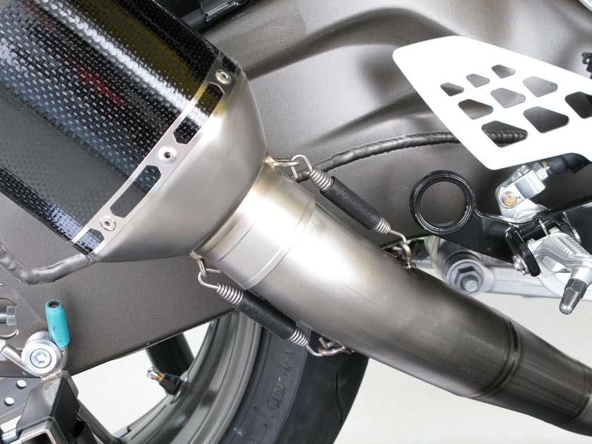 INSTALLATION TIP: for Evolution exhaust sistem, coat the interior side of the input bushe of the muffler with Akrapovič ceramic anti-seizing grease (white