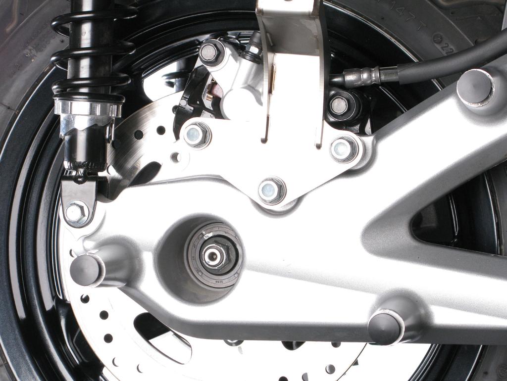 www.akrapovic.com 2. For X-MAX 250 / 250 ABS / 125 ABS / X-CITY 250 only: install the bracket onto the brake caliper as shown (use bolts and washers from Akrapovič installation kit).