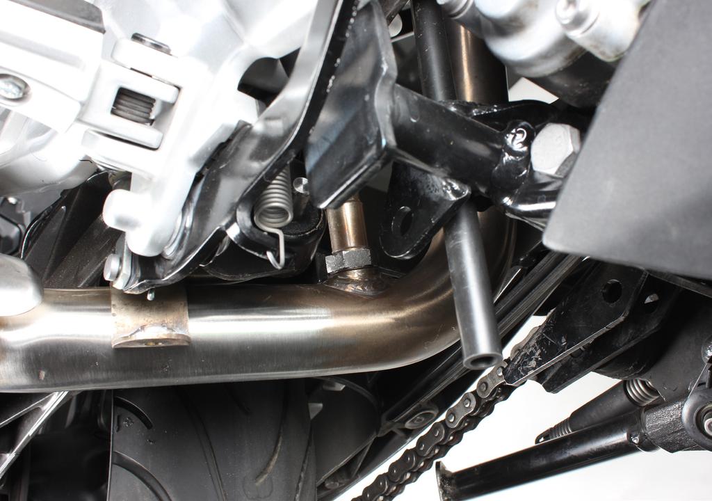 CAUTION: be careful not to injure yourself or damage any part of the motorcycle during this procedure! F 01 3.