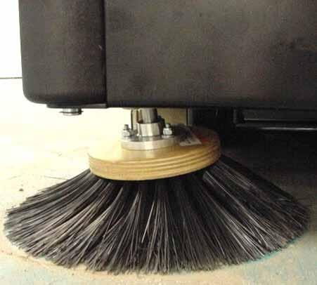 CYLINDRICAL MAINTENANCE THE DUAL SIDE BROOM OPTION (CON T) Check the side brooms for wear and damage.