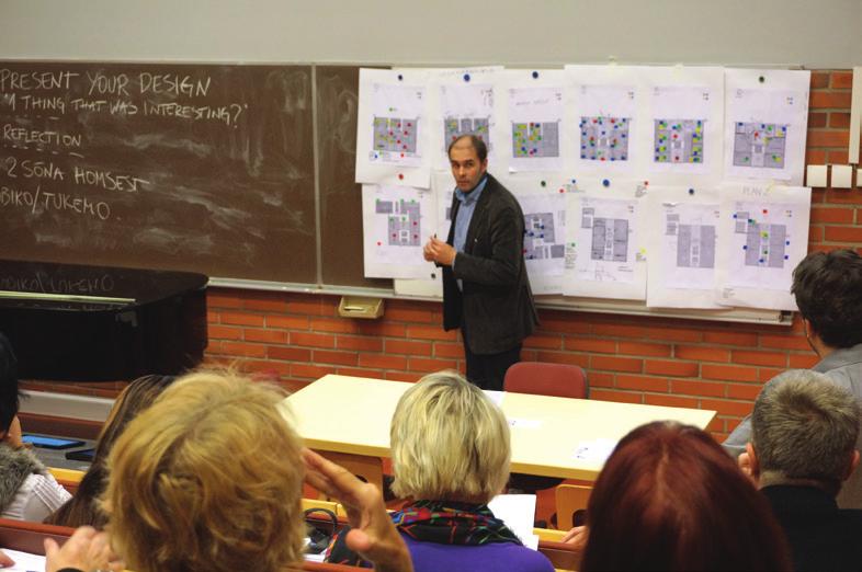 Hiljem esitlesid rühmad enda visiooni teisele. Tartu Maarja kooli direktor Jaanus Rooba esitleb oma rühma projekti. Foto: Kairit Peekman Õppereisiga samal ajal jõudis lõpule 2015.