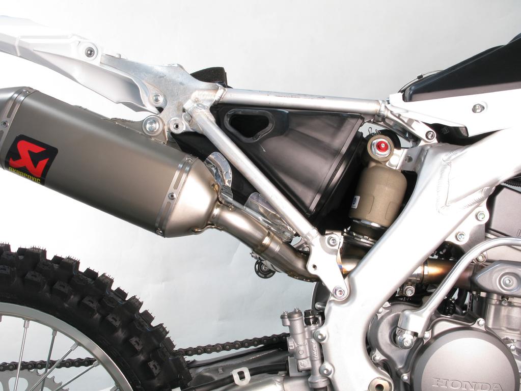 www.akrapovic.com 9. Align the mufflers in respect to the motorcycle.