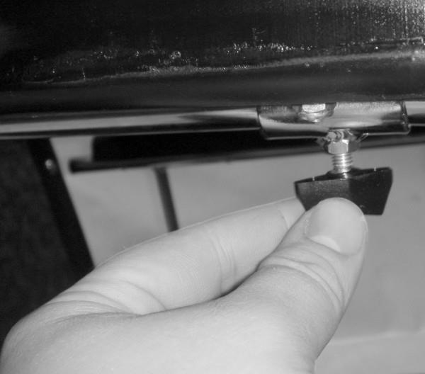 To adjust the depth of the playtray, loosen the 2 thumbscrews under the base of the tray as shown (left). Slide the tray in or out to the required depth, and then retighten the screws. Fig 4.10.